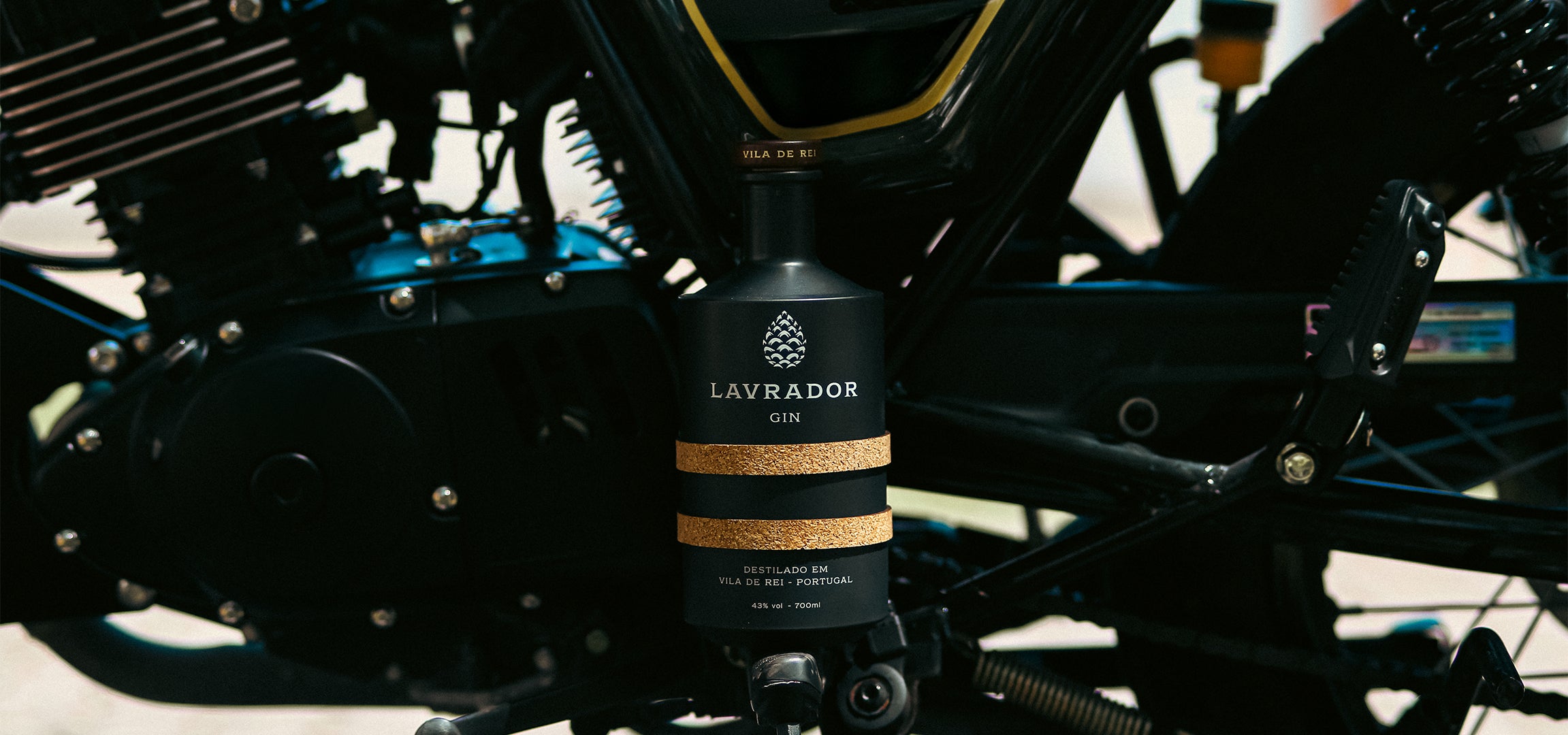 Garrafa de Lavrador Gin, gin português artesanal produzido em Vila de Rei, Portugal